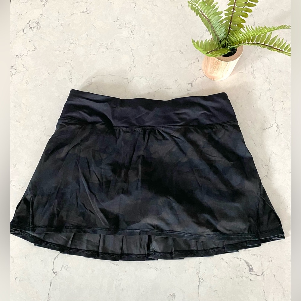 Lululemon Run Pace Setter Skirt in Savasana Camo New Black / Black Size 4 EUC